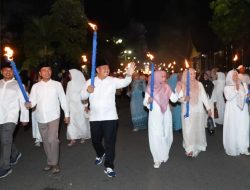 Bupati Bungo H. Mashuri, SP, ME Bersama Masyarakat Mengikuti Pawai Obor
