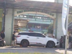 Anaknya Tidak Lolos PPDB, Anggota Ormas Parkirkan Mobil di Gerbang Sekolah