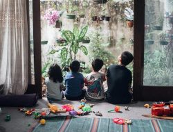 Makna dan Sentimen dalam Lagu “Mesra-Mesraannya Kecil-Kecilan Dulu” oleh Sal Priadi