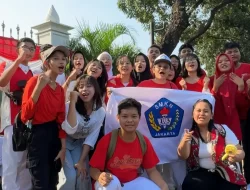 Antusiasme Pelajar Warnai Kirab Bendera Merah Putih dan Teks Proklamasi di Monas