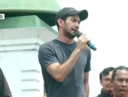 Reza Rahadian terlihat hadiri Aksi Unjuk Rasa Tolak RUU Pilkada