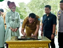 Bupati Fadhil Resmikan Pusat Oleh-oleh dan Infrastruktur Baru