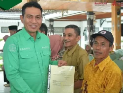 Bupati Fadhil Arief Serahkan Sertifikat PTSL 2024 kepada Warga Batang Hari