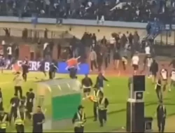 Ricuh! Suporter Masuk Lapangan Usai Laga Persib Bandung 2-0 Persija Jakarta