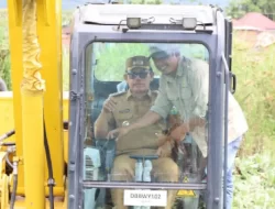 Walikota Sungai Penuh Resmikan Excavator Amphibi untuk Normalisasi Sunga