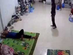 Pria Bersenjata Tajam Curi HP Terekam CCTV