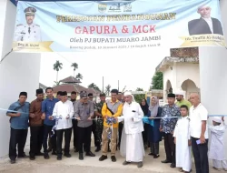 Penjabat Bupati Muaro Jambi Resmikan Gapura dan MCK Pondok Pesantren Al Faqih