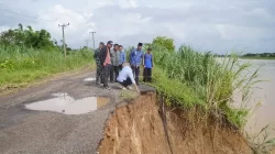 Penjabat Bupati Muaro Jambi Raden Najmi Meninjau Langsung Jalan Amblas di Taman Rajo.