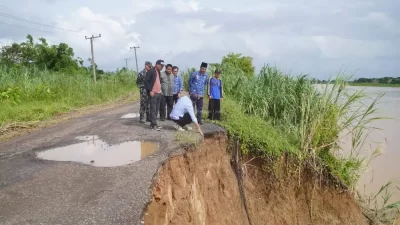 Pj Bupati Muaro Jambi Tinjau Jalan Putus di Desa Dusun Mudo