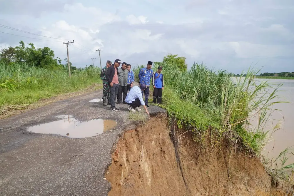 Penjabat Bupati Muaro Jambi Raden Najmi Meninjau Langsung Jalan Amblas di Taman Rajo.
