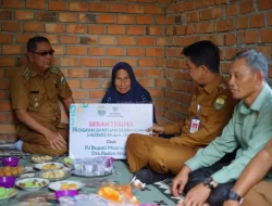 Pj Bupati Muaro Jambi Tinjau dan Salurkan Bantuan Bedah Rumah