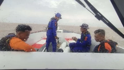 Kapal Nelayan Tenggelam Dihantam Ombak, Satu Orang Masih Hilang