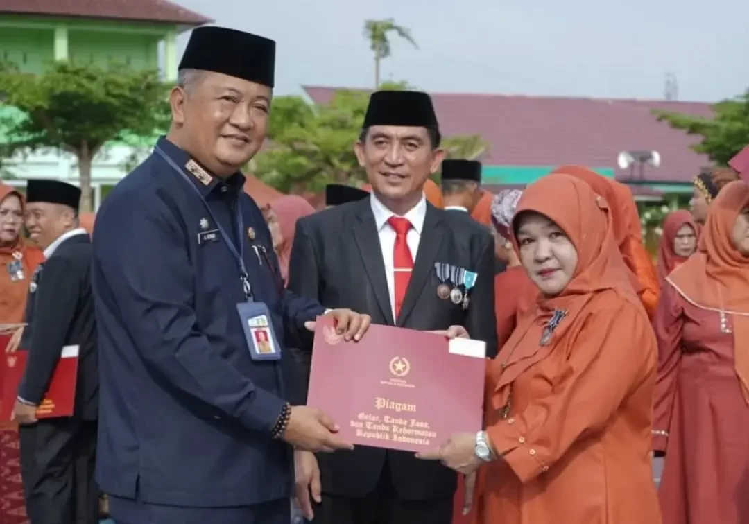 Sekretaris Daerah Kota Jambi Drs. H. A. Ridwan, M.Si Mewakili Pj Wali Kota Jambi Menjadi Pembina Upacara Peringatan 79 Tahun Hari Amal Nhati Kementerian Agama RI. Bertempat di MTSN 2 Kota Jambi. Jumat, 3 Januari 2025