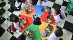 Anak sedang makan MBG