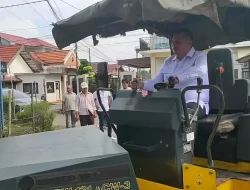 Ketua DPRD Kota Jambi Tinjau Perbaikan Jalan Swadaya Warga di Lorong Gotong Royong