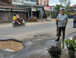 Ketua DPRD Kota Jambi Tinjau Jalan Rusak di Telanaipura