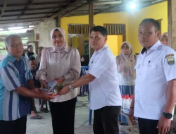 Ketua TP PKK Muaro Jambi Salurkan Bantuan Bibit Cabai di Sekernan