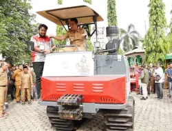 Bupati Batang Hari Serahkan 14 Unit Alsintan Crawler kepada Petani