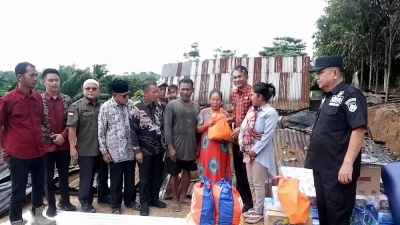 Junaidi Mahir Salurkan Bantuan kepada Korban Kebakaran di Bukit Baling