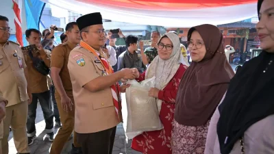 Wali Kota Maulana Serahkan Bantuan Beras untuk 26.173 Warga Kota Jambi