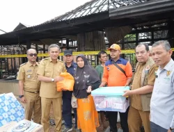 Wakil Bupati Muaro Jambi Tinjau Lokasi Kebakaran Penyengat Olak, Tiga Rumah Hangus Terbakar