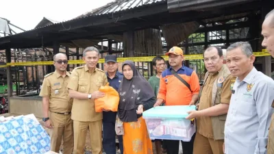 Wakil Bupati Muaro Jambi Tinjau Lokasi Kebakaran Penyengat Olak, Tiga Rumah Hangus Terbakar