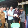 Junaidi Mahir Tinjau Rumah Terbakar, Serahkan Bantuan kepada Warga Solok