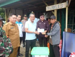 Junaidi Mahir Tinjau Rumah Terbakar, Serahkan Bantuan kepada Warga Solok