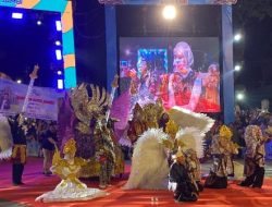 Carnaval Angso Duo 2025 Warnai Malam Kota Jambi, Warga Tumpah Ruah di Tugu Keris