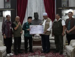 Al Haris Serahkan Bantuan Provinsi Jambi untuk Korban Banjir dan Longsor di Sumbar