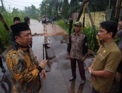 Bupati Muaro Jambi Tinjau Jembatan Air Hitam, Target Dibangun Permanen 2026