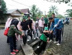 Gotong Royong Bersama Warnai Alun-Alun Batang Hari