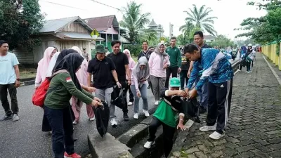 Gotong Royong Bersama Warnai Alun-Alun Batang Hari