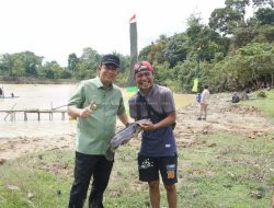 Bupati Buka Tradisi Bekarang di Danau Gatal
