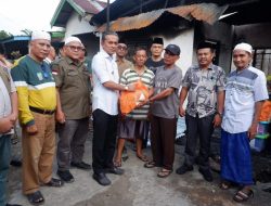 Junaidi Serahkan Sembako dan Perlengkapan Korban Kebakaran di Jaluko