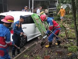 Hujan Deras di Hari Raya, Pagar Ambruk Timpa Mobil Warga
