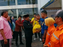 CSR Sinsen dan Pemkot Salurkan 1.253 Paket Sembako untuk Petugas Kebersihan
