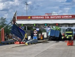 Truk Fuso Rem Blong Hantam Gerbang Tol Bayung Lencir, Ini Kronologinya