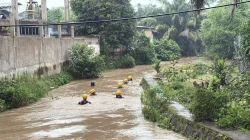 Tragis! Bocah 7 Tahun Hilang Saat Main Hujan di Parit Meluap
