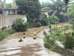 Tragis! Bocah 7 Tahun Hilang Saat Main Hujan di Parit Meluap