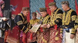 Gubernur Al Haris Terima Gelar Adat Depati Amanah Negroi Tanoh Sunge Pnoh
