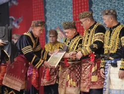 Gubernur Al Haris Terima Gelar Adat Depati Amanah Negroi Tanoh Sunge Pnoh