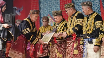 Gubernur Al Haris Terima Gelar Adat Depati Amanah Negroi Tanoh Sunge Pnoh