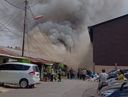 Delapan Rumah Asrama Polisi Belakang Polda Jambi Ludes Dilalap Api